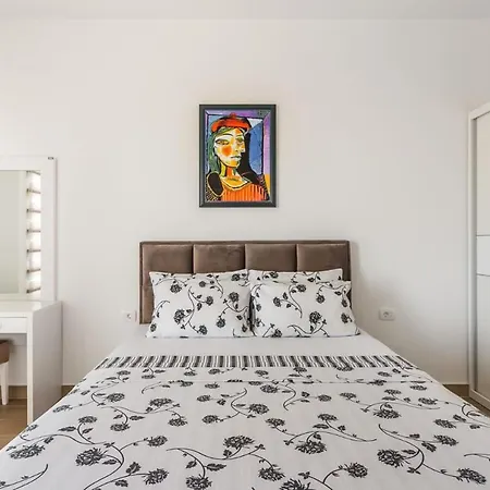 Green Hill Penthouse Apartment *