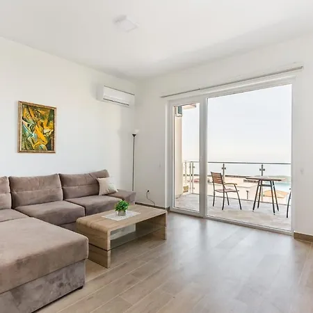 Green Hill Penthouse Apartment